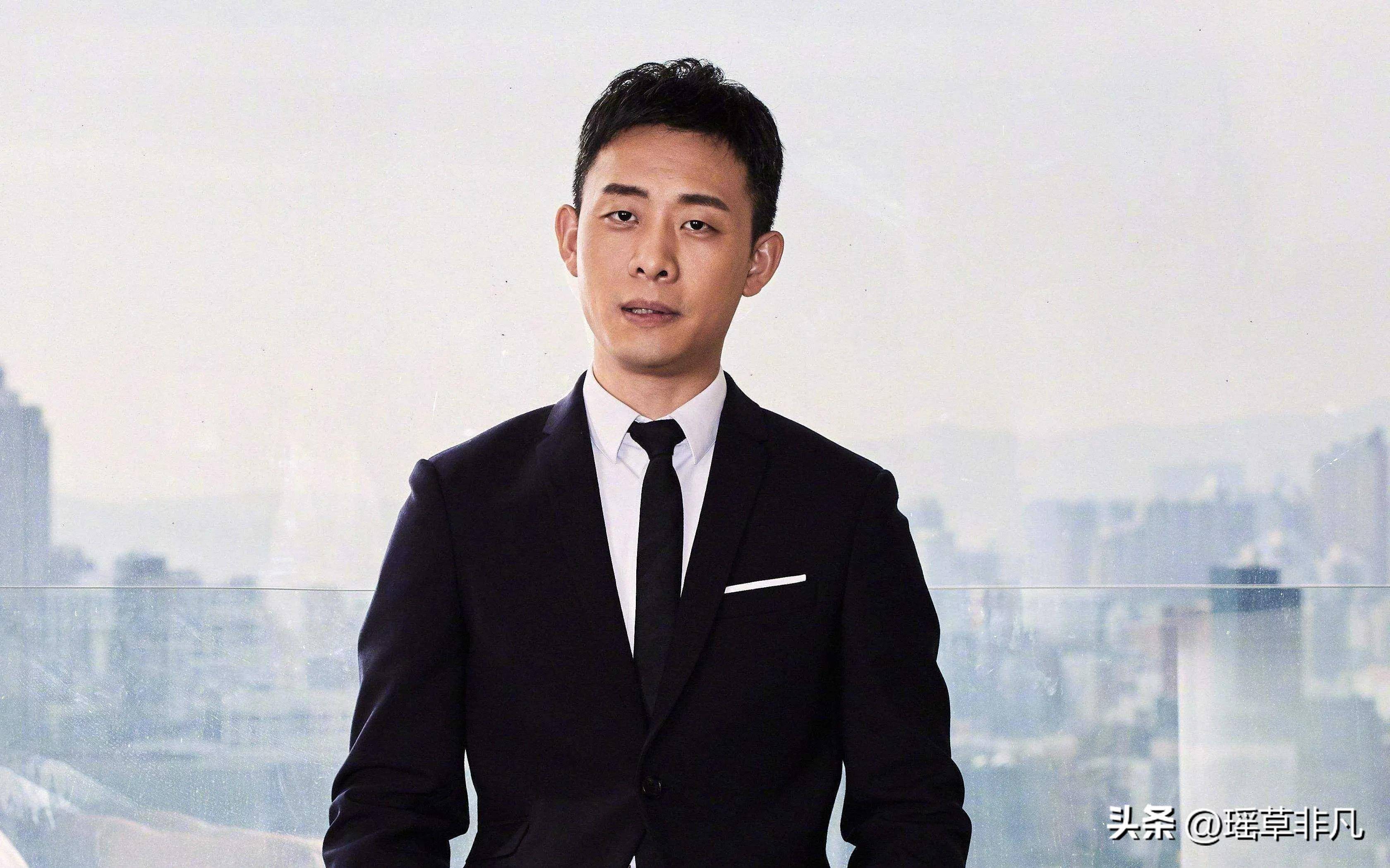 被张译嘲笑长相难看,郭德纲不生气反而笑呵呵,看看会说话的魅力_杨烁