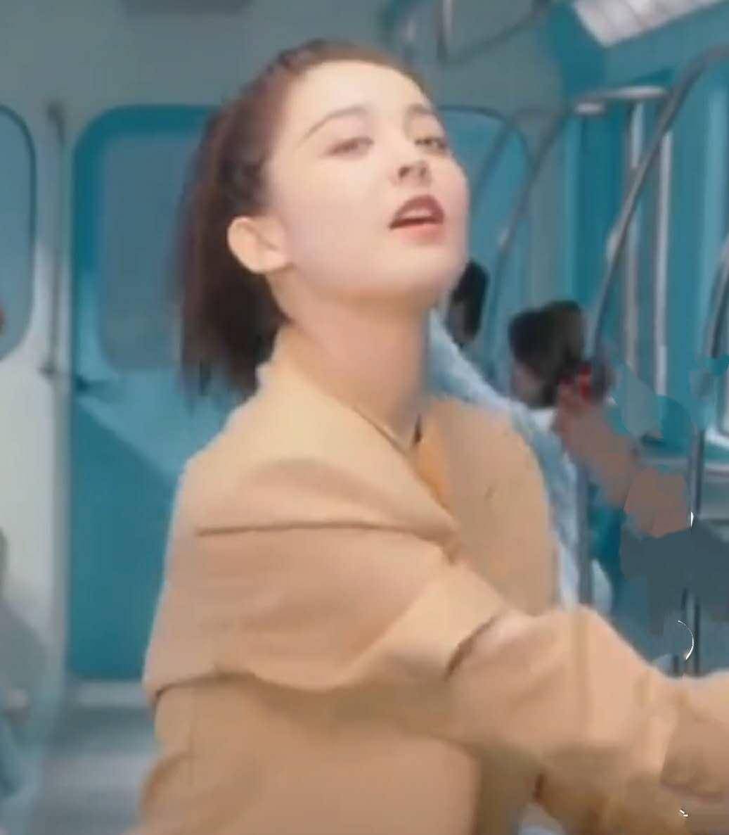 有种变美叫"发福"的古力娜扎,大饼脸实力抢镜,女人味越来越浓_味儿_不