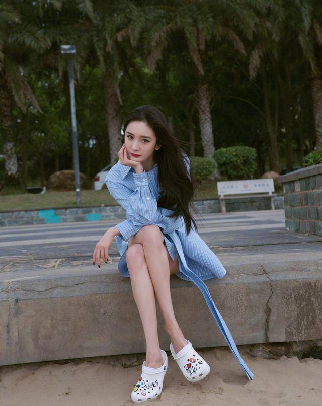 原创腿精杨幂春日穿搭奶茶色西装配短裤尽显大长腿洞洞鞋抢镜