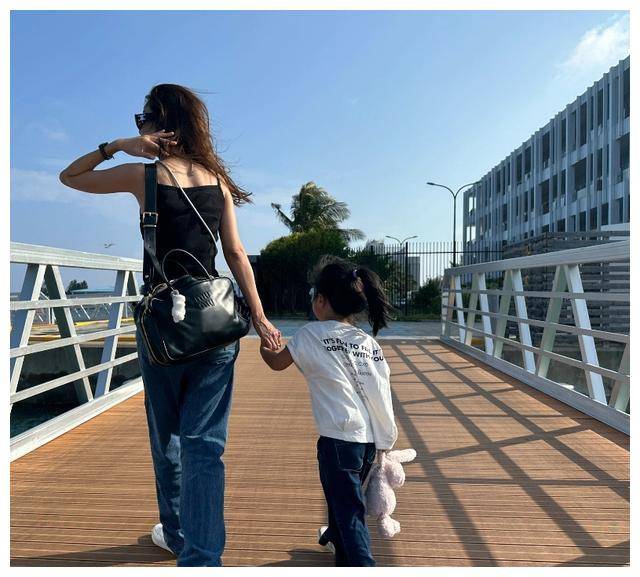 原创陈赫晒女儿背影照妻子张子萱神秘登场网友猜测心情复杂