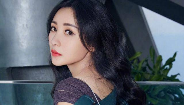 "宅男女神"柳岩:把"避孕套"掉落在舞台上,她的故事也不简单_张一一