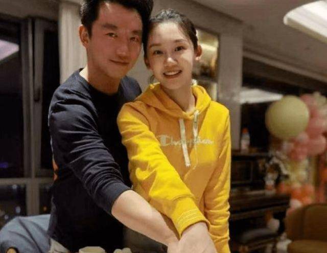 苗苗分享居家居家生活,意外曝光照片墙,一家三口大量生活照曝光_郑凯