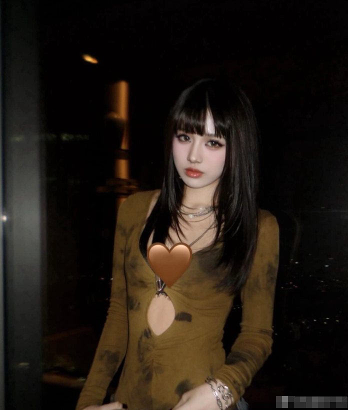 原创汪峰18岁女儿晒国外留学照黑丝短裙露脐装网友可别像你妈妈