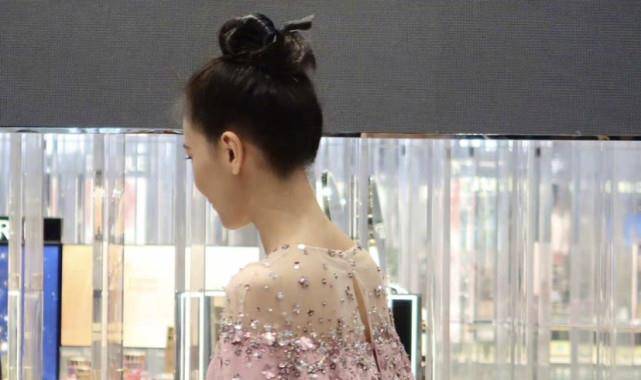 原创有一种真少女叫高圆圆穿粉长裙扎丸子头亮相生图和路人差距太明显