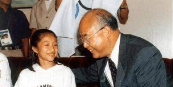 中国体操女神奥运会满分夺冠,18岁因肝病退役,退役后赴美定居_陆莉