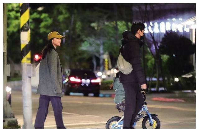 高圆圆夫妻教女骑单车,5岁rhea高清照首曝光,与赵又