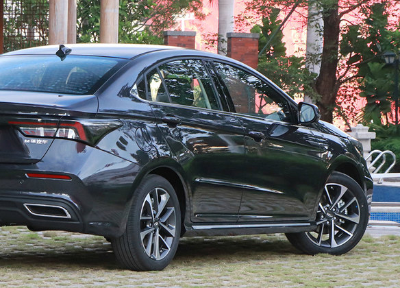 奇瑞憋急了!放出"黑武士"轿跑,仅售3.