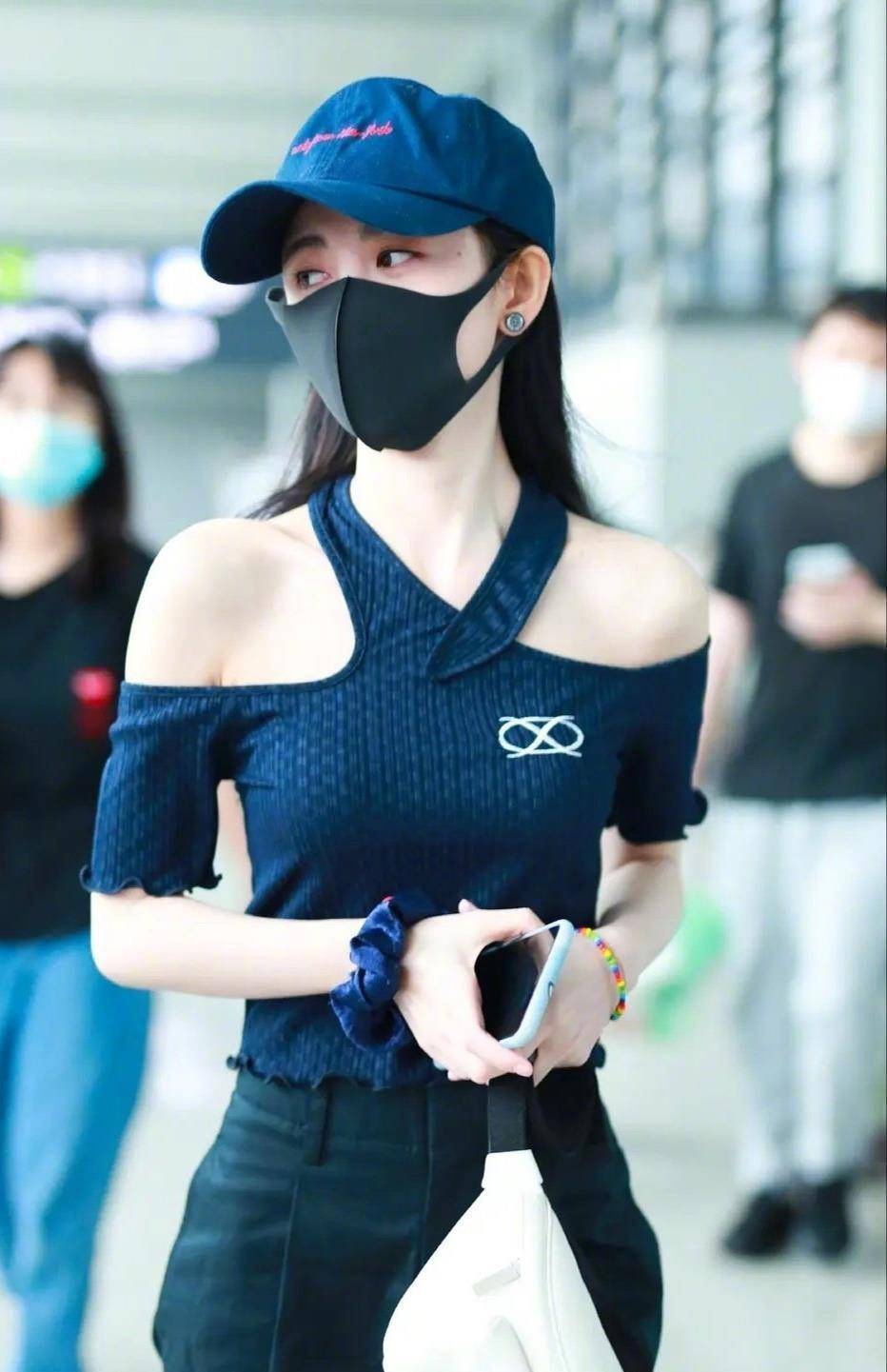 鞠婧祎穿白色背心海边漫步,头发凌乱似韩系女主,镜头下的直角肩堪称