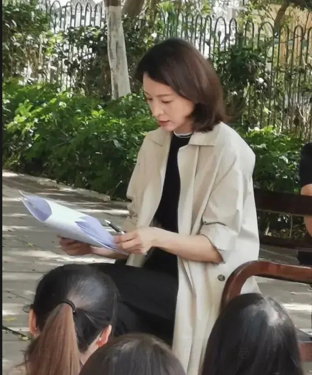 路人偶遇董卿,身材平平无奇,素颜普通至极,站姿豪放不羁,与普通大妈没