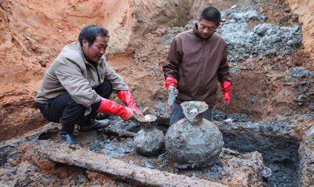 江西1700年前古墓挖掘2件瓷器,专家看完气愤不已,当场将其摔碎_墓室