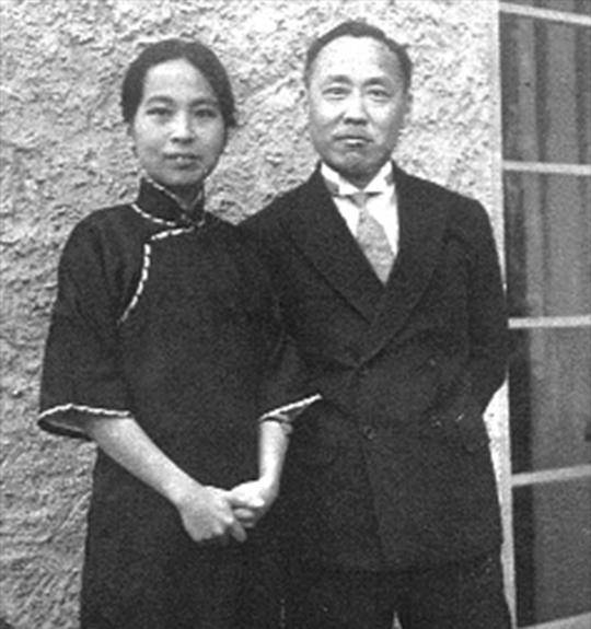 个人感情生活常常受到世人抨击和指责,原因出自他抛弃原配妻子张幼仪