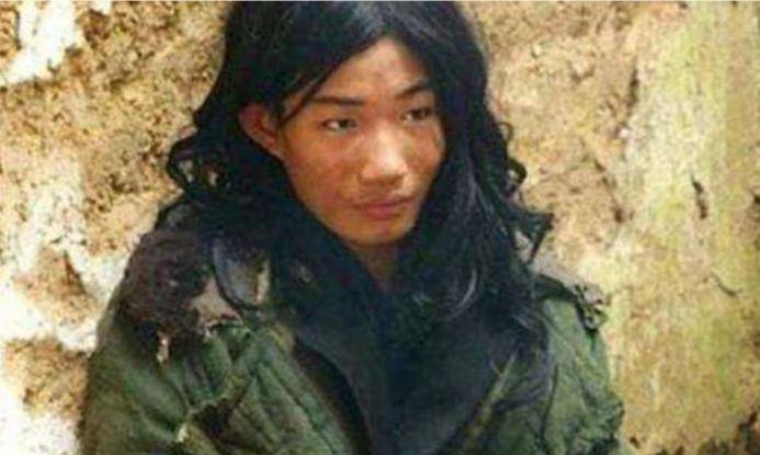 脚不沾地吃饭靠喂,23岁竟懒死家中_杨父_杨母_父母