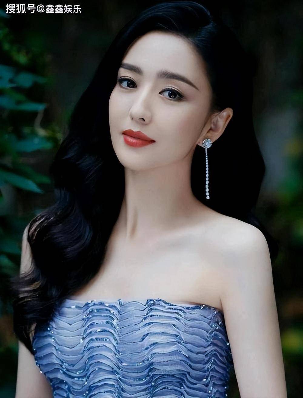 董璇和佟丽娅一起现身三亚之行,大秀姐妹情,堪比唯美大片_海上冲浪