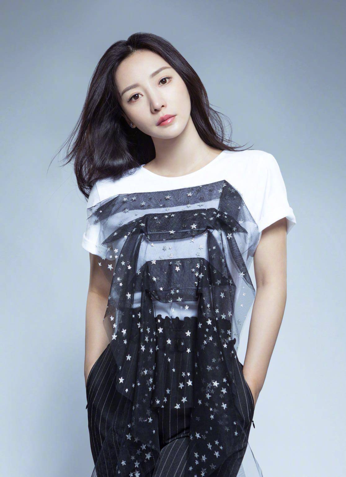 原创柳岩这穿搭我看不懂不过气场得有2米8