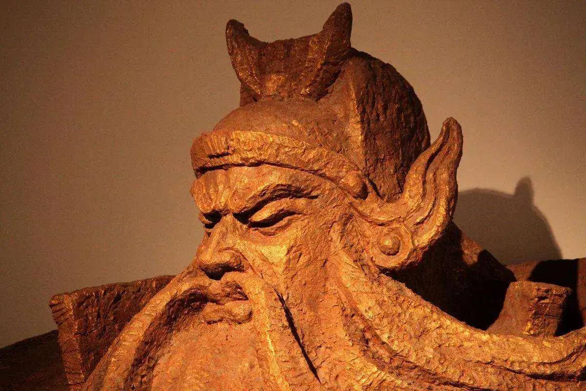 影视剧中的关公眼睛炯炯有神,为何关公所有雕像的眼睛都是闭着?