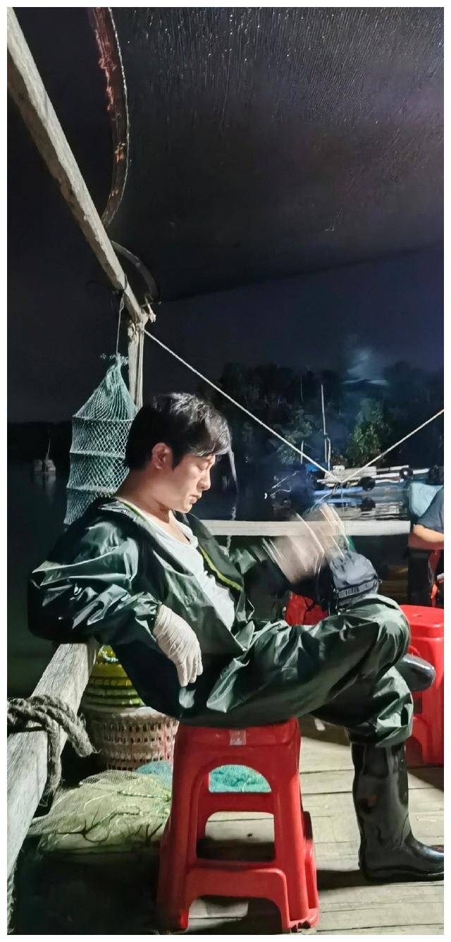 与角色不符;而刘晓庆在《绝地黑豹》中扮演女特警,虽然年事已高,却