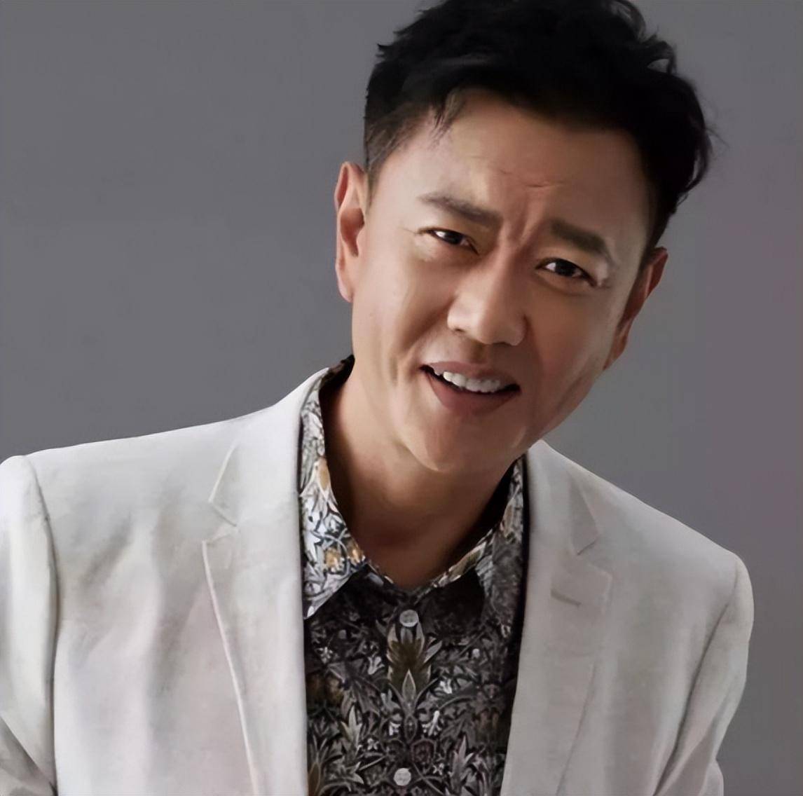 50亿身家富豪爱龙套乐张嘉译戏称片酬仅够加油费