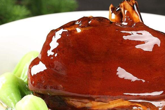 做酱肘子时,焯完水后,要多做这一步,不仅入味,颜色红亮好吃_料酒_花椒