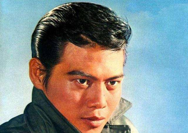 成龙敬酒古龙,古龙却嫌他长得丑,小说不给他拍_罗维_成功_质疑