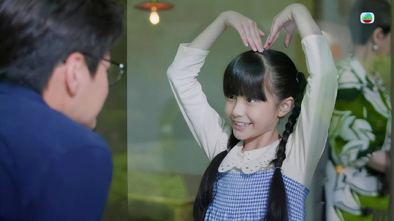 第四集中,已经知晓父母婚姻不稳的悦悦向同学诉苦,称自己不想他们离婚