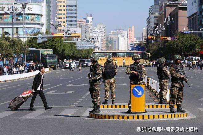 昆明火车站武警图片