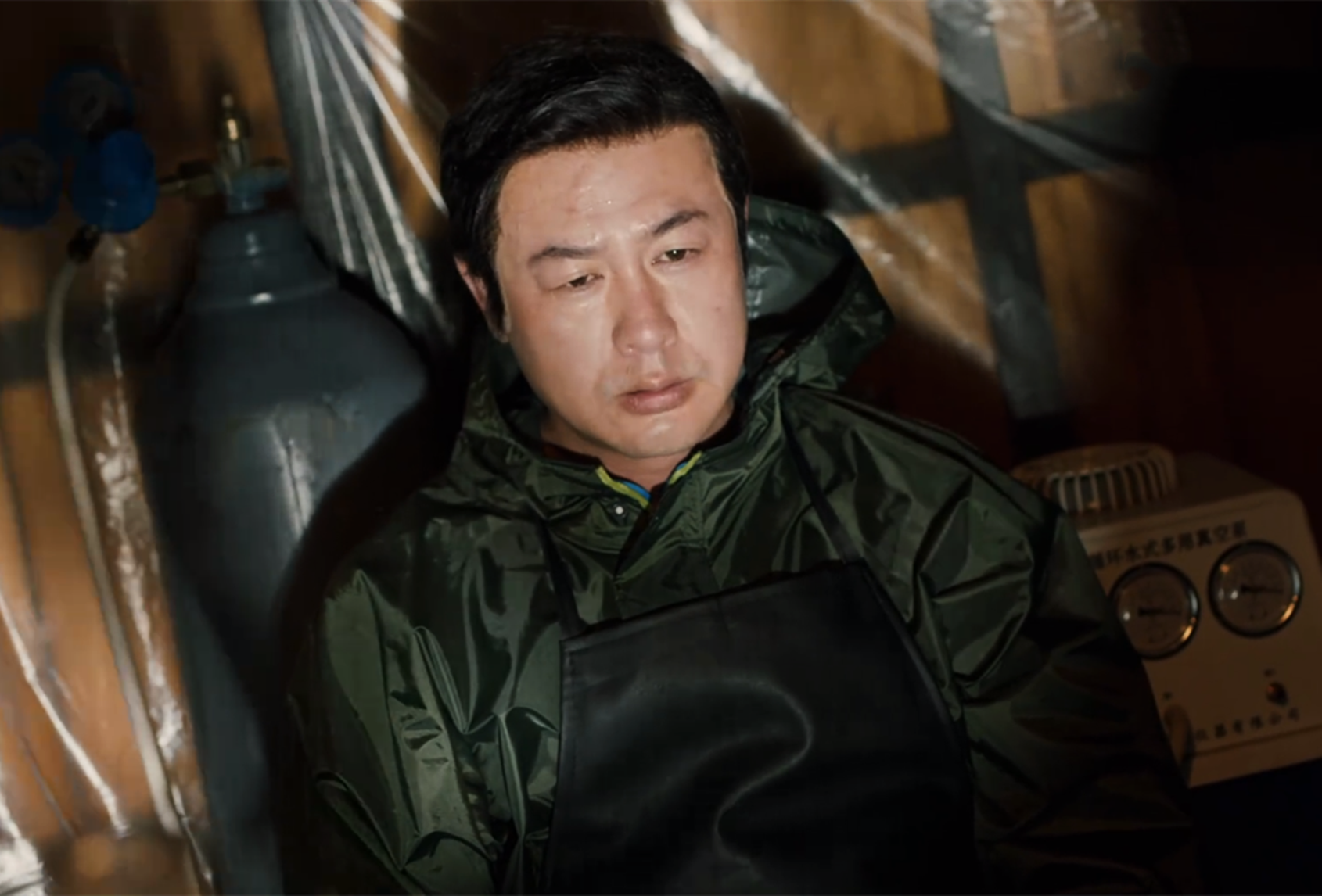 而随着谭振天被手榴弹炸死,黄宗伟也有了新的计划,他假死瞒天过海