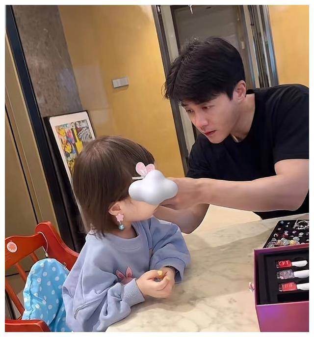 杜淳为女儿打扮,小蛋饺露真容,像妈妈一样漂亮!_王灿_外界_画面