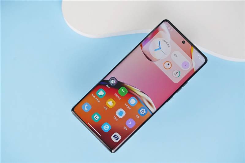 首发骁龙旗舰处理器,都延续了"价格屠夫"路线,推出了传统直板moto x30