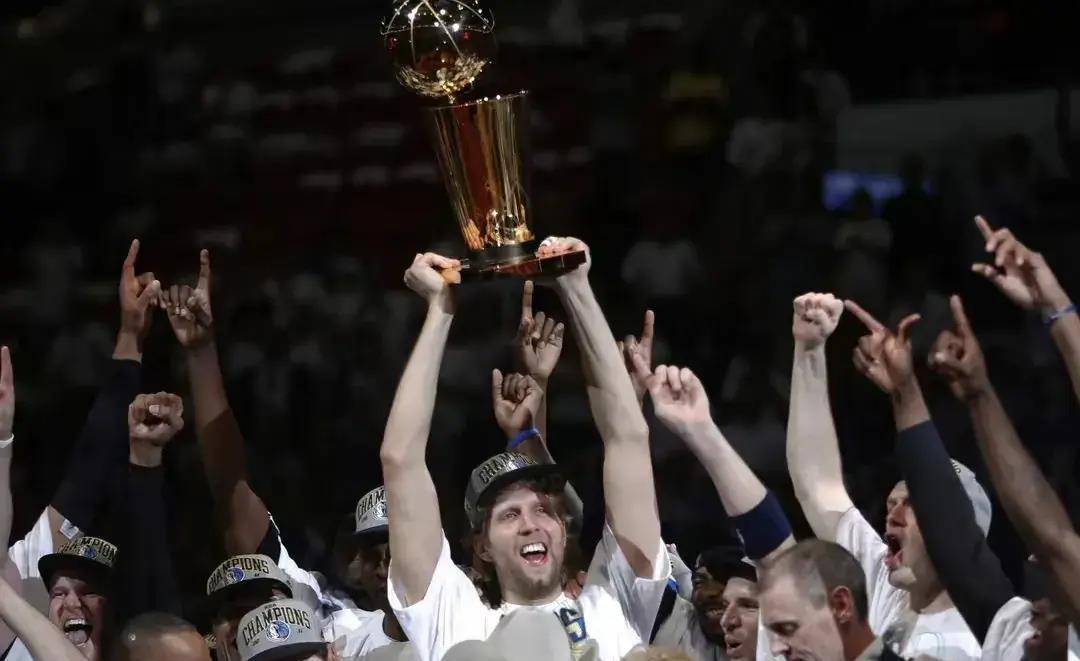 2011年诺维斯基击败热火夺冠,詹姆斯韦德波什至今仍不能释怀_小牛队