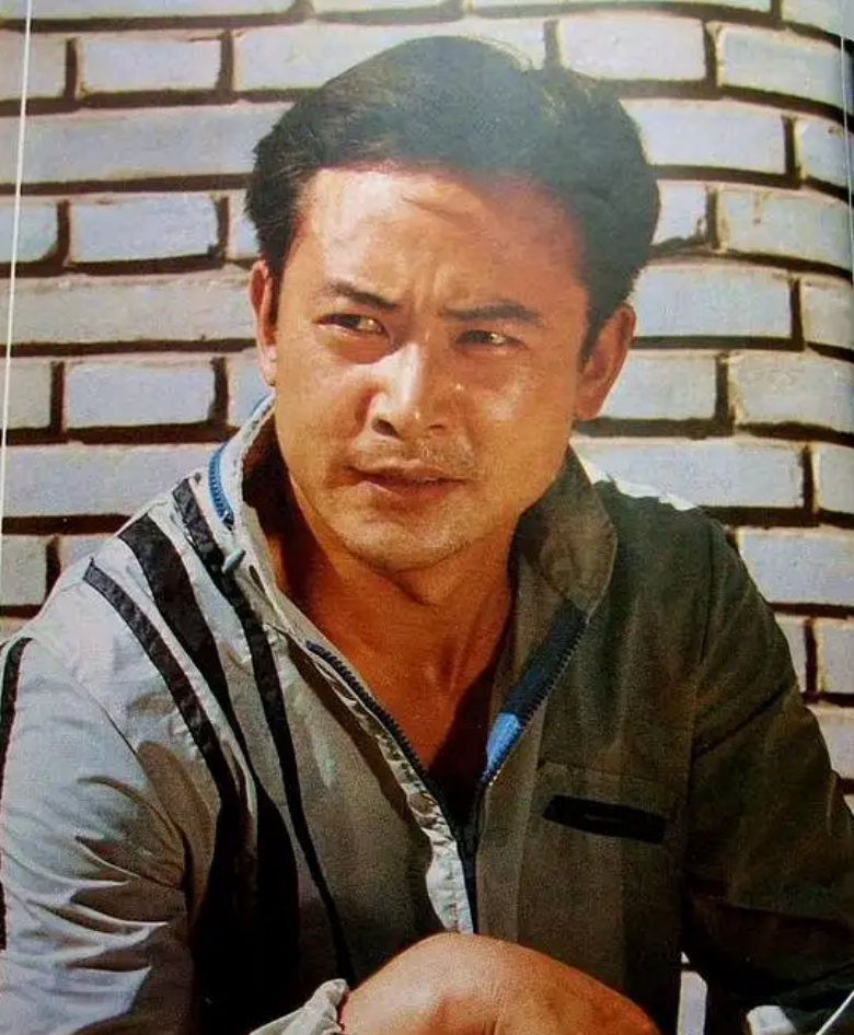 李世玺:原八一厂演员剧团团长,因演雷锋走红,岳母也是位好演员