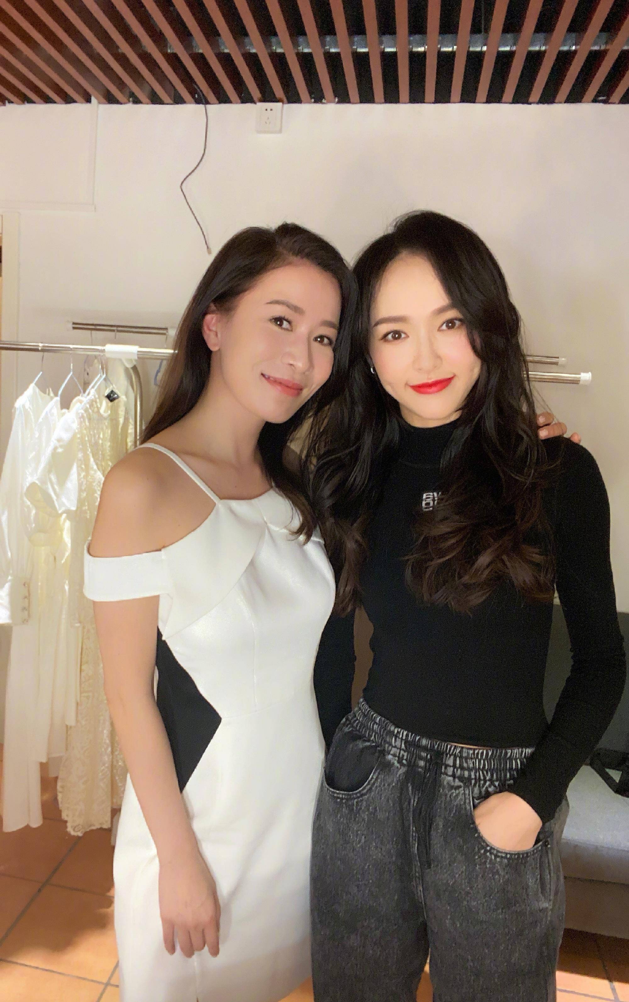 原创燕云台姐妹戏外重逢唐嫣佘诗曼合影太养眼了