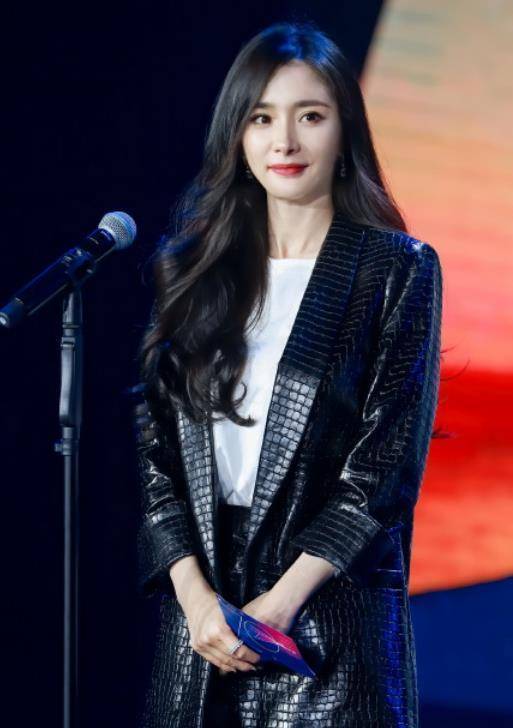 而今的杨幂在圈内一直都稳坐流量女神的宝座,旗下签约艺人很多,自主