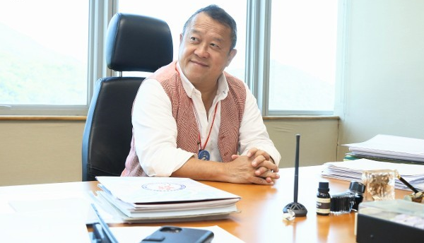 曾志伟否认力捧:嫁给我儿子其实害了她_高层_接班人_回巢