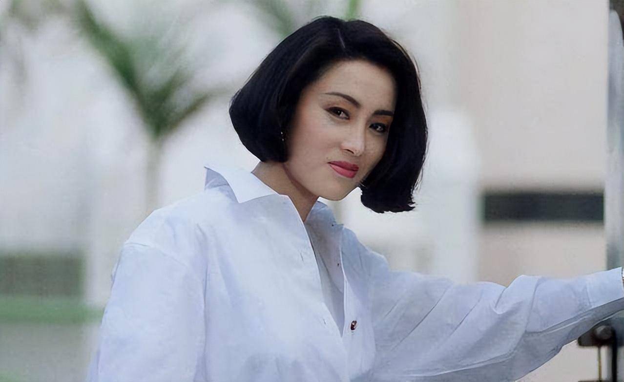 在1992年电影版《绝代双骄》里,她饰演邀月宫主.