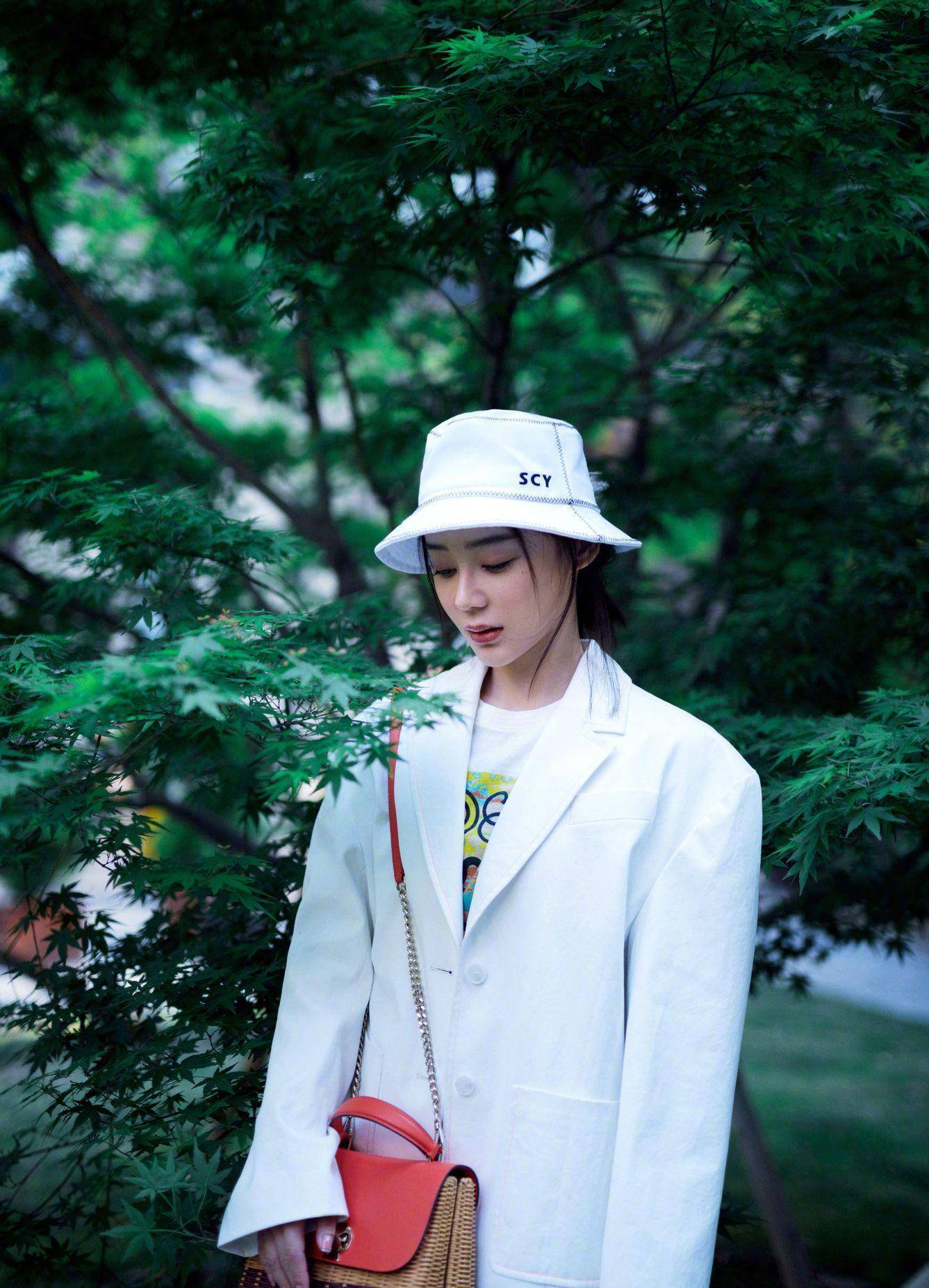 袁姗姗一身西装牛仔半裙后者是精髓所在增加设计风