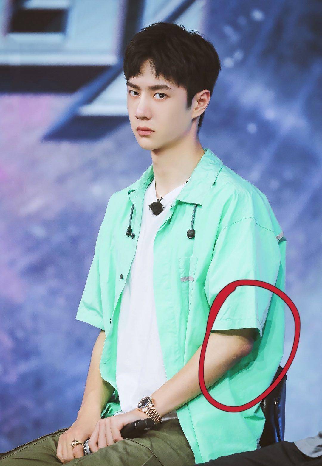 原创王一博最新天天胳膊肿了眼睛不舒服不停的揉录制时小动作不断