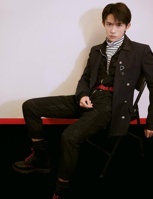 原创叠穿大法易烊千玺可谓是驾轻就熟风度翩翩又不失少年的气息