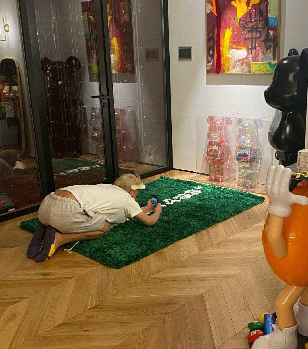 收集的玩具熊手办,很多爱好这个玩具熊的网友在看到黄子韬的发文后,也