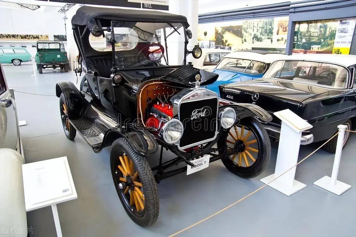 20世纪初,亨利福特发明了汽车生产流水线,使得福特t型车成为了当时