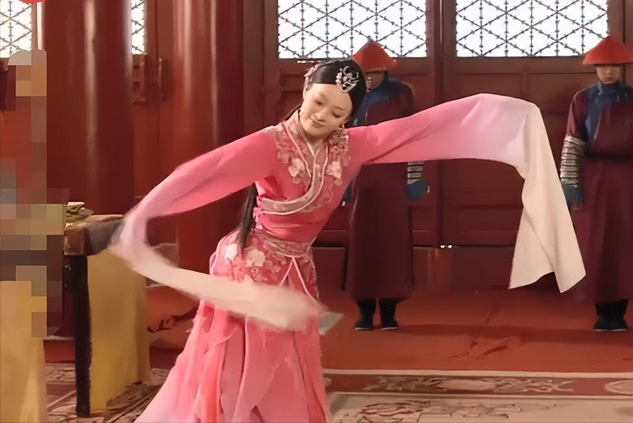 《甄嬛传》中令人惊艳的惊鸿舞,还有冰嬉舞都是张晓龙亲自编导的.