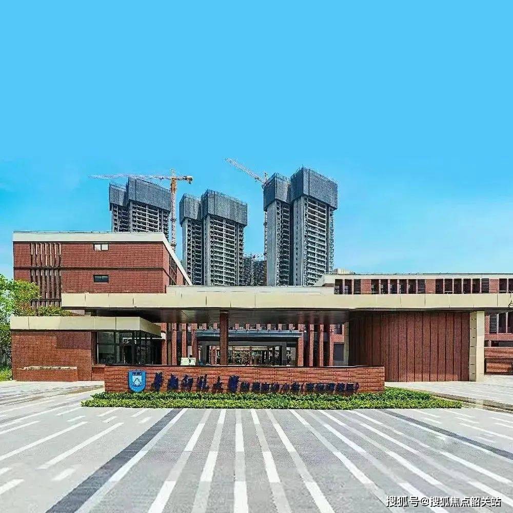 星河·东悦湾华师附小实拍图目前,社区内的华师附属南沙小学,一公里