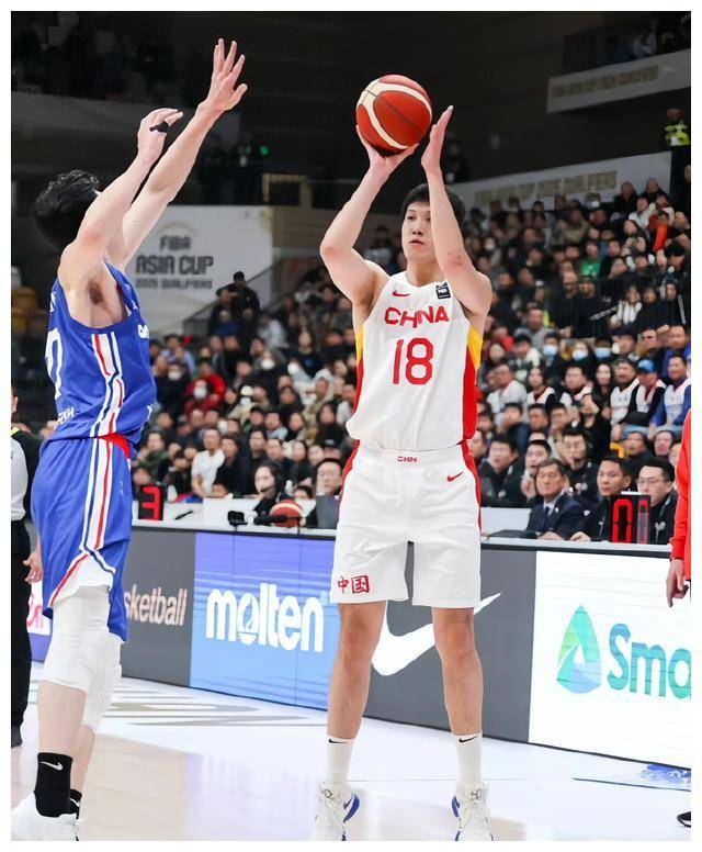 第一位球员是杜润旺,身高达到206厘米,在比赛中具有明显的优势,尤其是