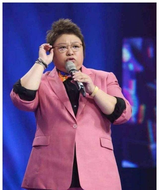 妈妈拥有一副天籁般的嗓子,韩红也得到了遗传,从小就特别会唱歌