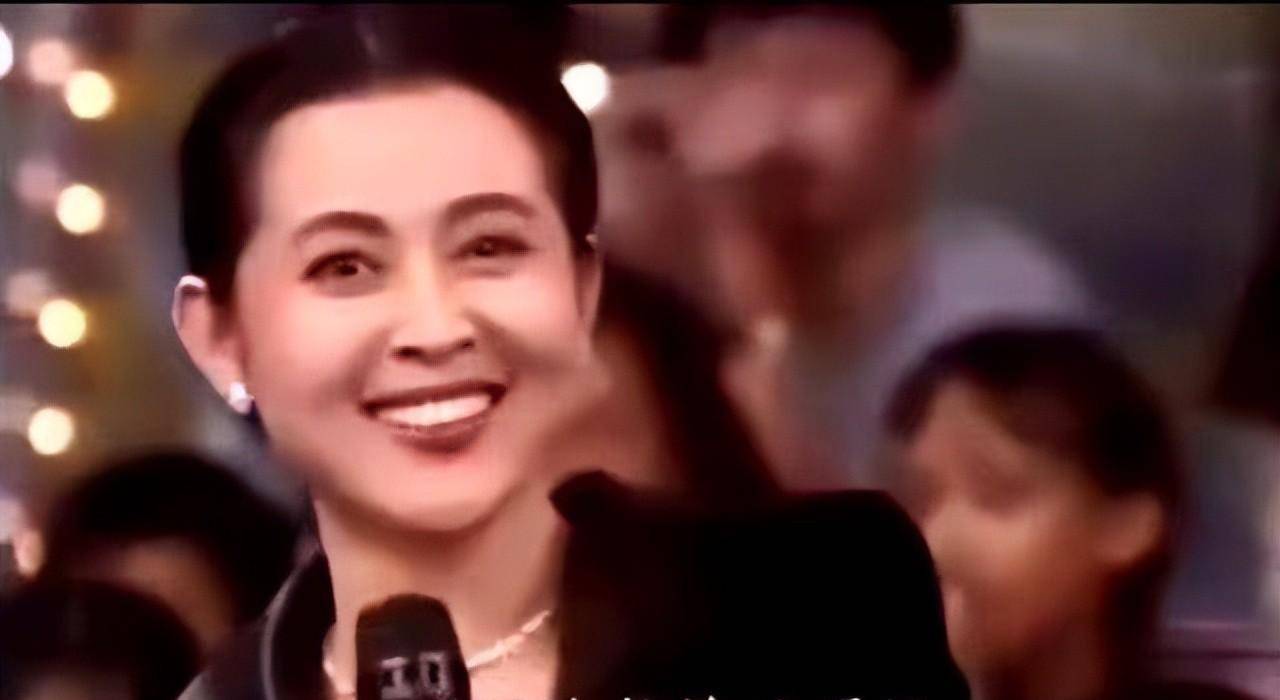 年轻时的倪萍珠圆玉润,温婉贤淑,让人过目不忘,就连赵本山也不禁感叹