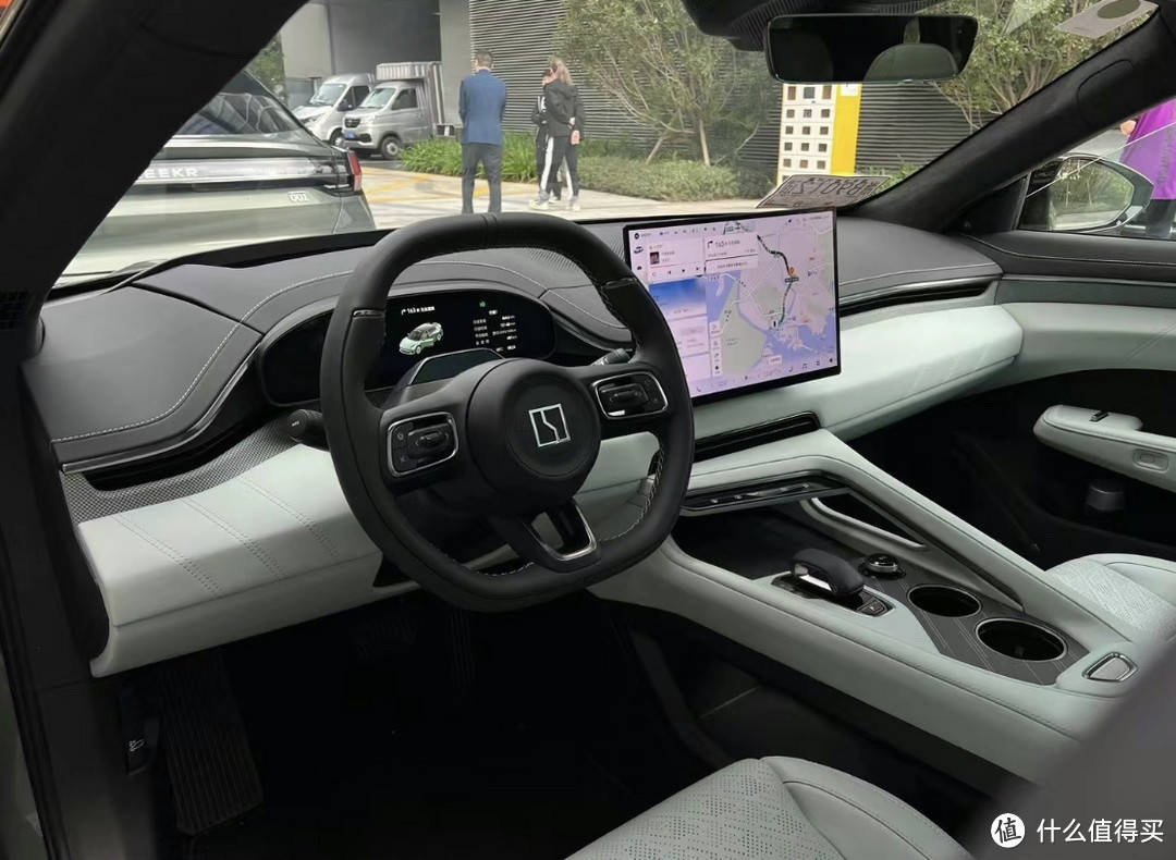 四门电吸门,电动尾门,全景天幕,电动充电盖,无框防眩目内后透视镜,翻