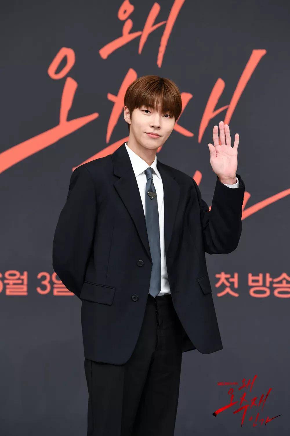 为了更准确地传达困难且绕口的法定用语的台词,黄寅烨