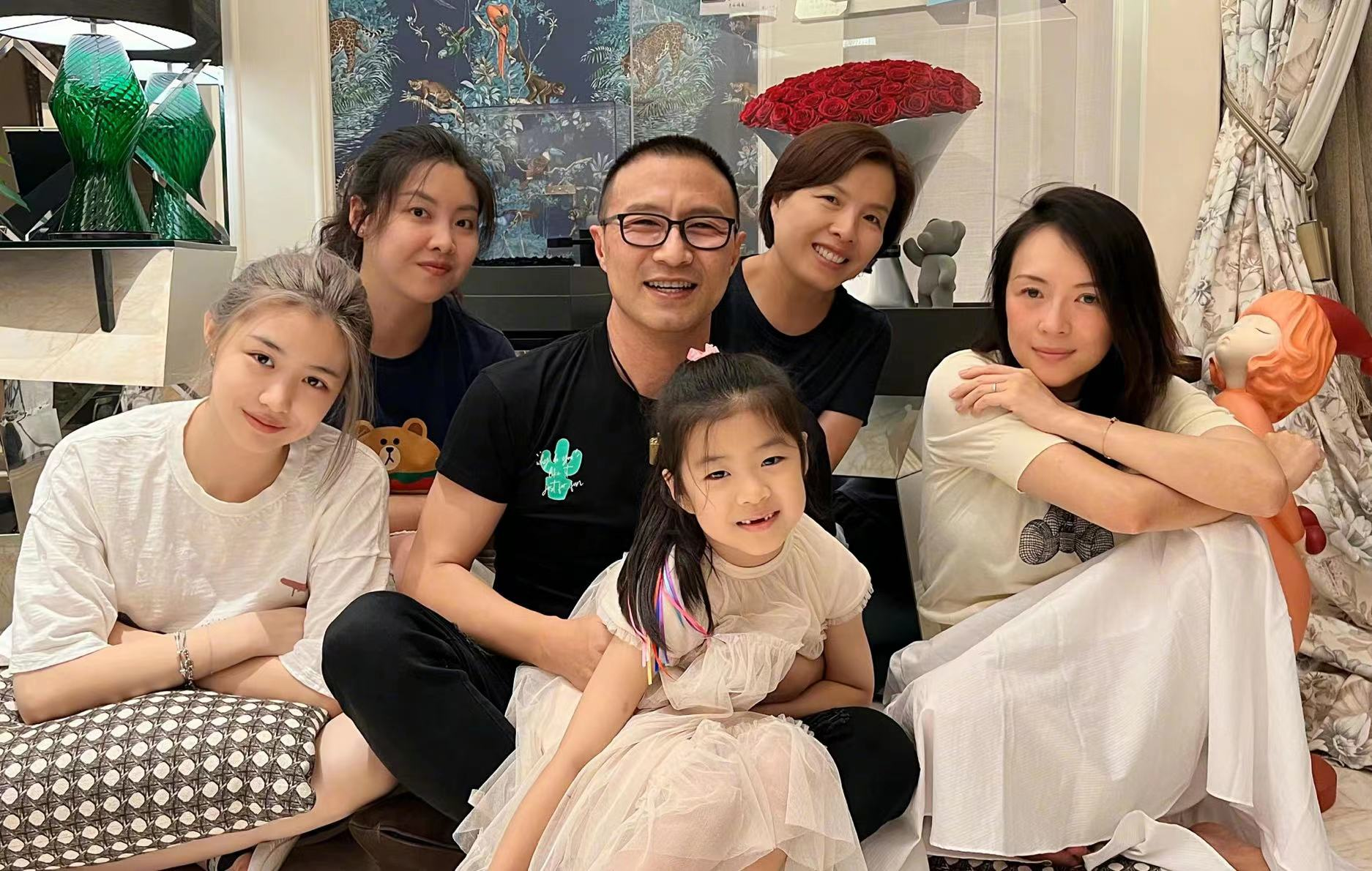 汪峰接幼女放学逛超市身材臃肿发福8岁醒醒扎马尾神似章子怡