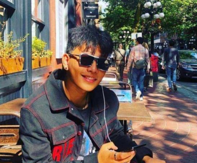 陈坤儿子近照曝光19岁戴耳钉握电子烟痞帅母亲身份至今成谜