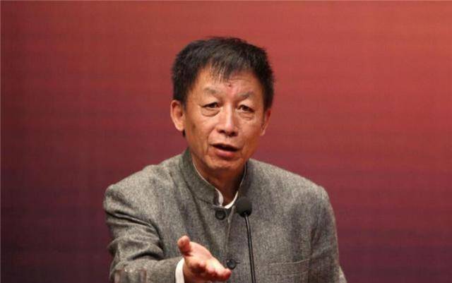 易中天:本以为母亲是乡下姑娘,没想到真实身份是总理府的大小姐