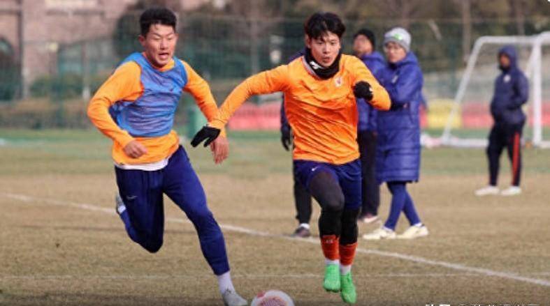 山东泰山方面,首发门将王大雷,贾德松和石柯搭档中后卫,刘洋和童磊